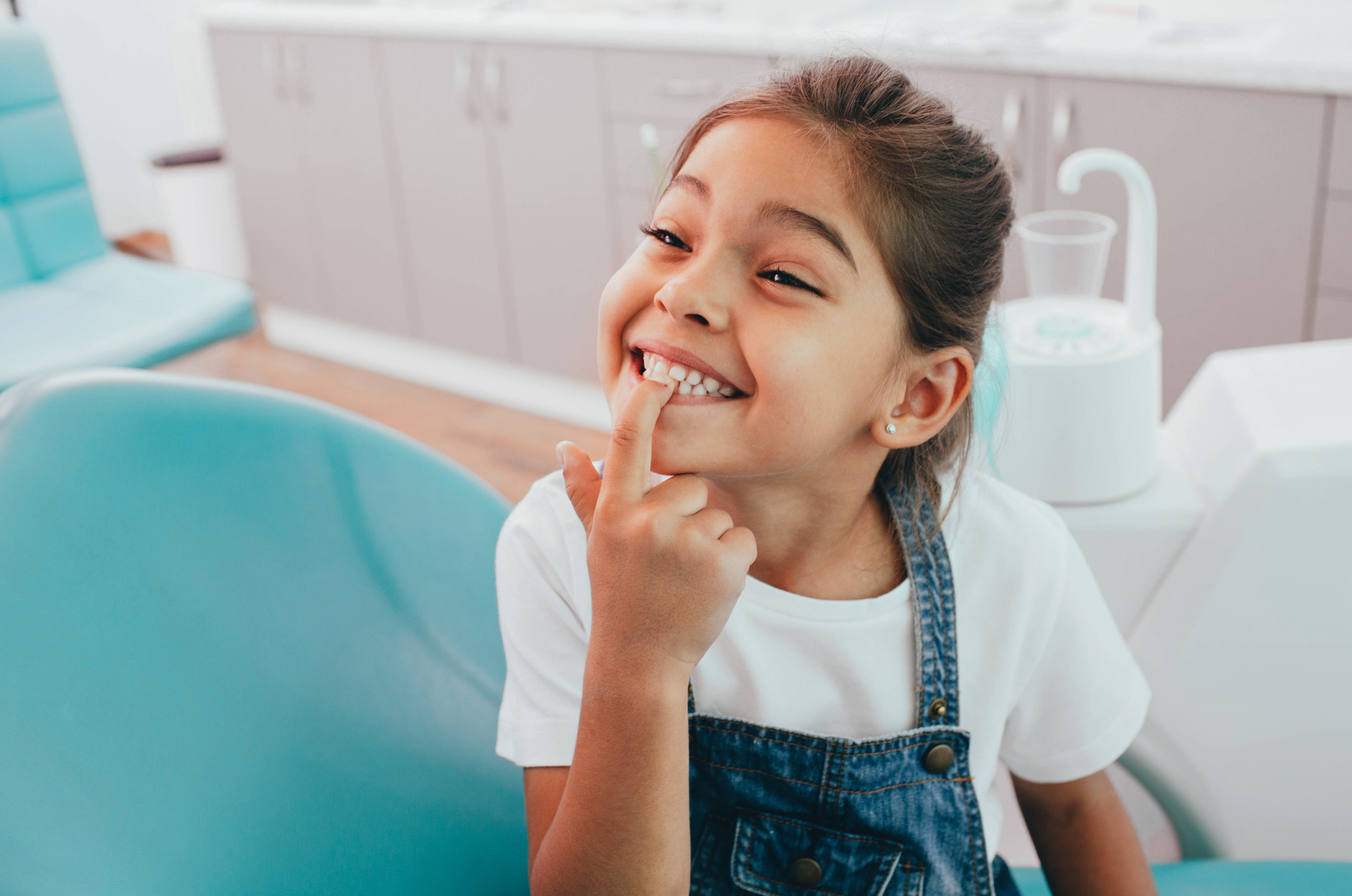 salute dei denti e cavo orale, bambini e adulti. bambina che sorride in uno studio dentistico